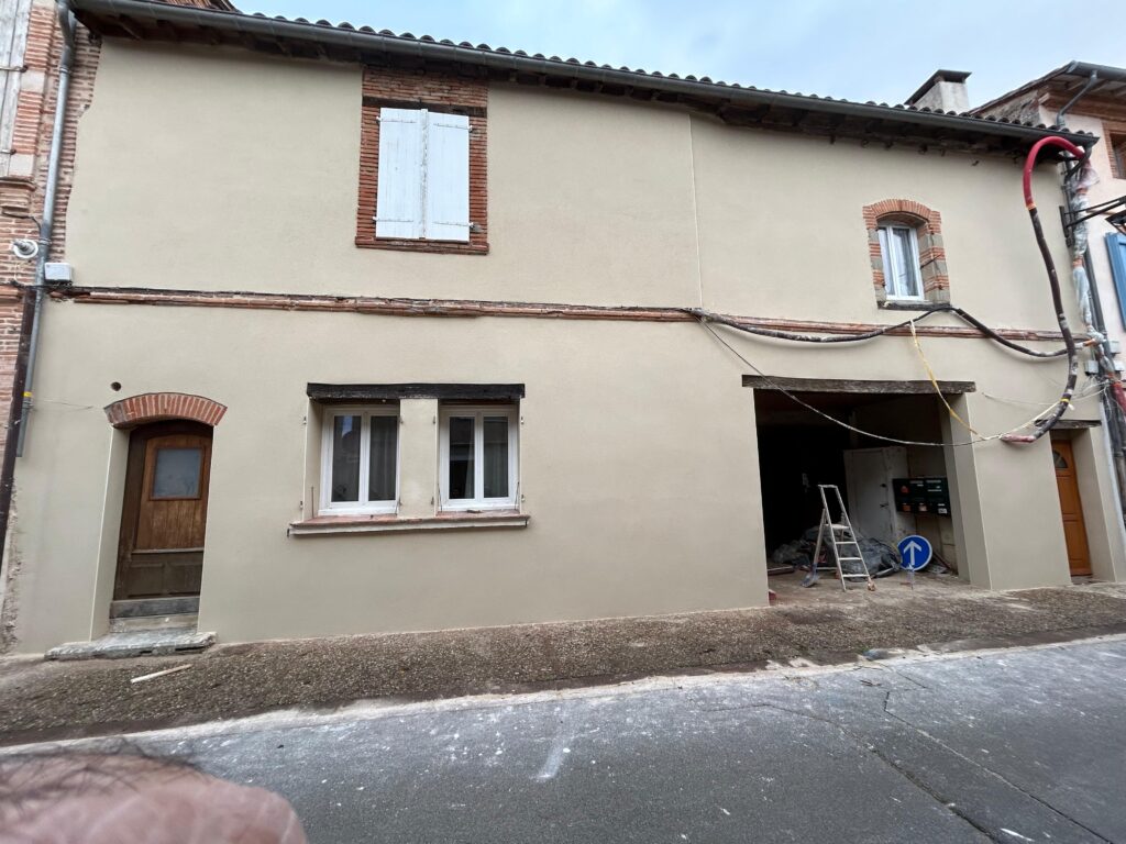 Rénovation de façade en enduit gratté fin sur ancien bâtiment en brique foraine à Colomiers