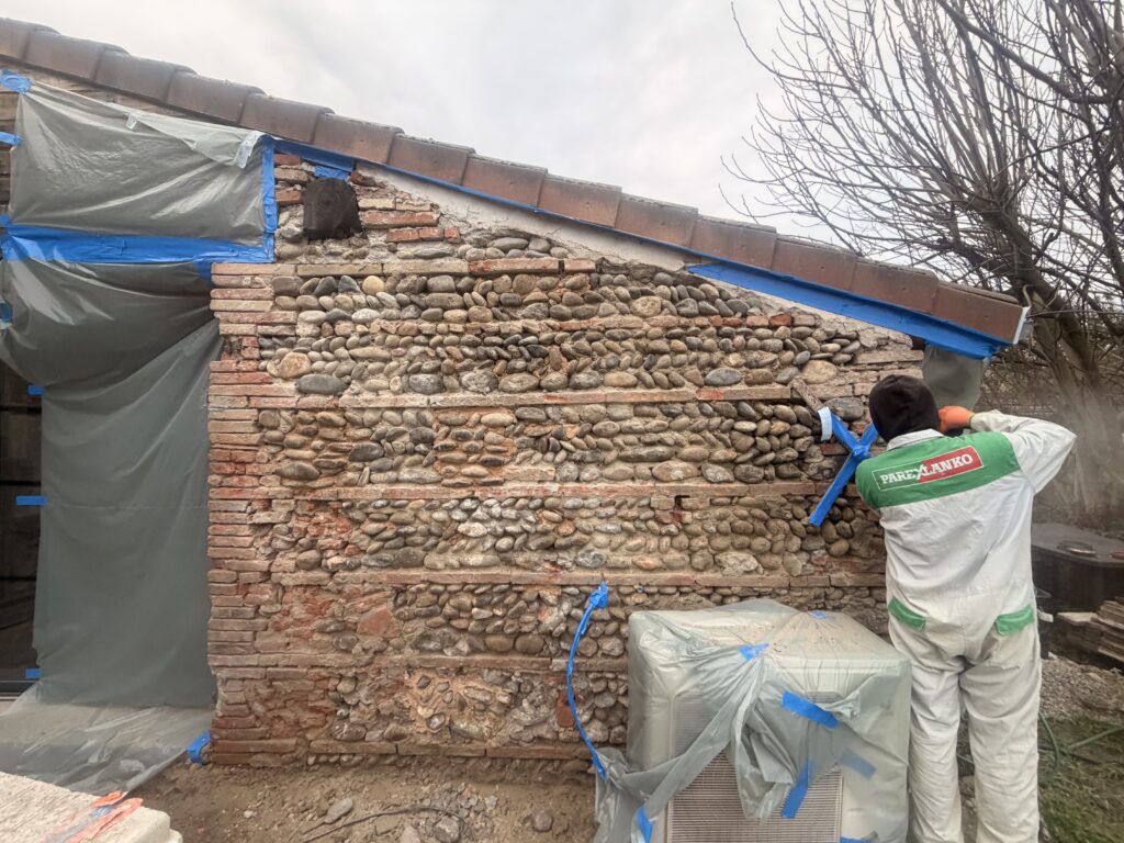 Piquage joints briques foraines et galets à Toulouse